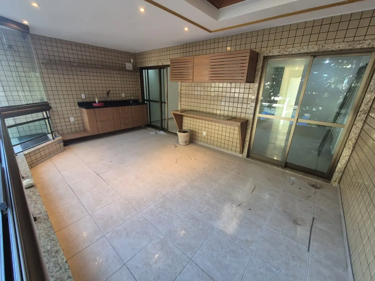 Glass-enclosed balcony in a 3-bedroom apartment, 115 m² — photo 13