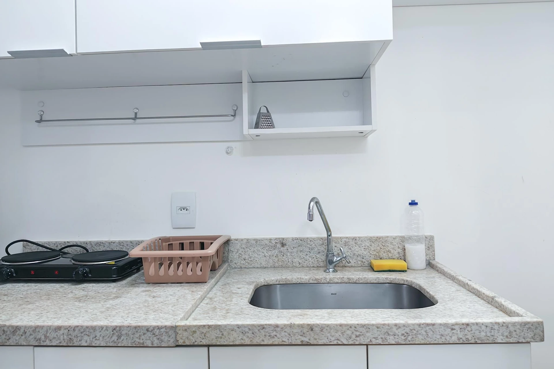 Furnished studio with 1 bedroom and balcony, pets allowed — photo 2