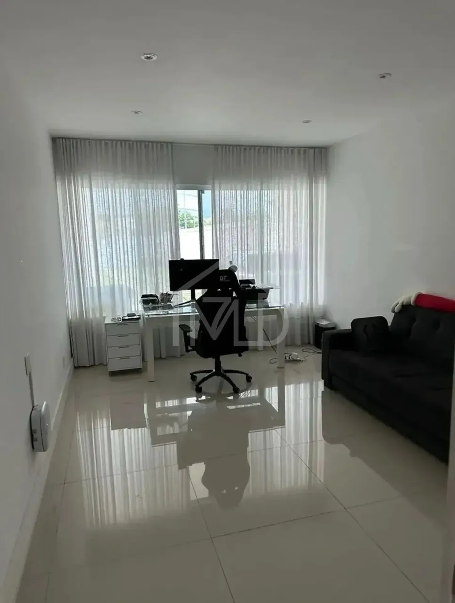 House with 5 bedrooms and floor-to-ceiling windows — photo 30
