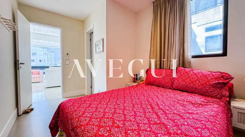 4-bedroom apartment in a building with a pool — photo 23
