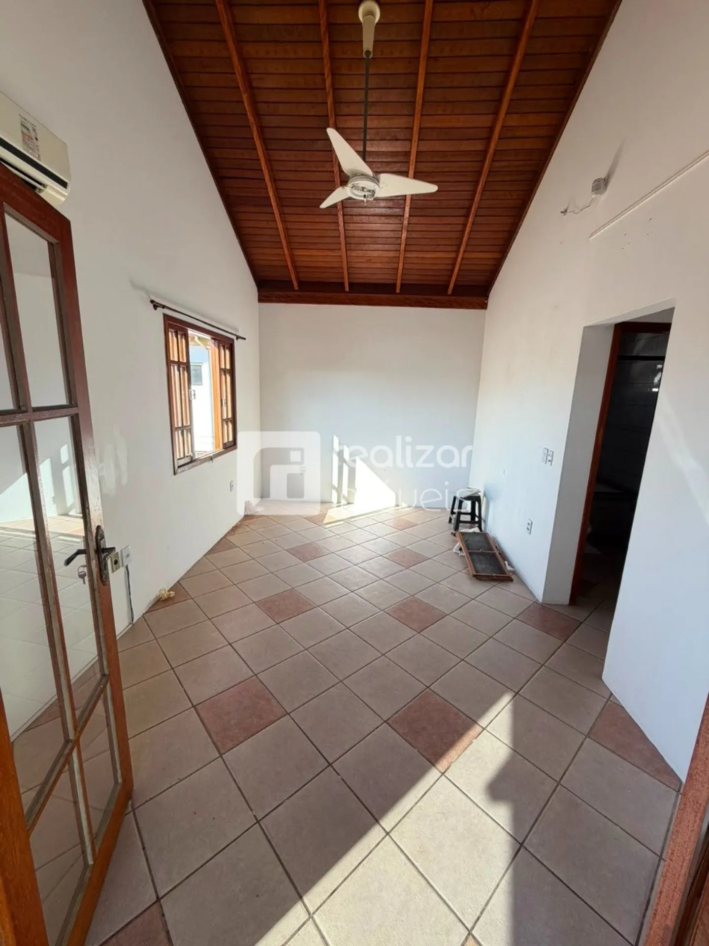 House with 5 bedrooms and a private garden — photo 26