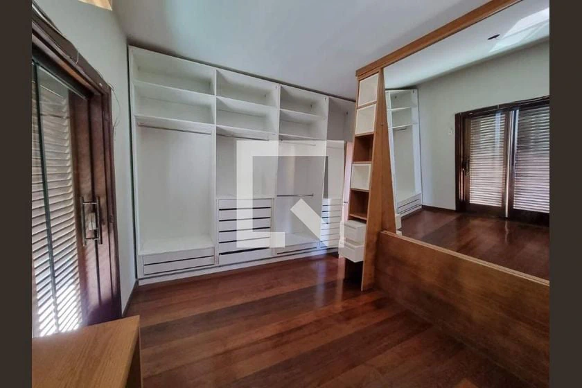 Balcony with a grill in a 3-bedroom house, 760 m² — photo 3