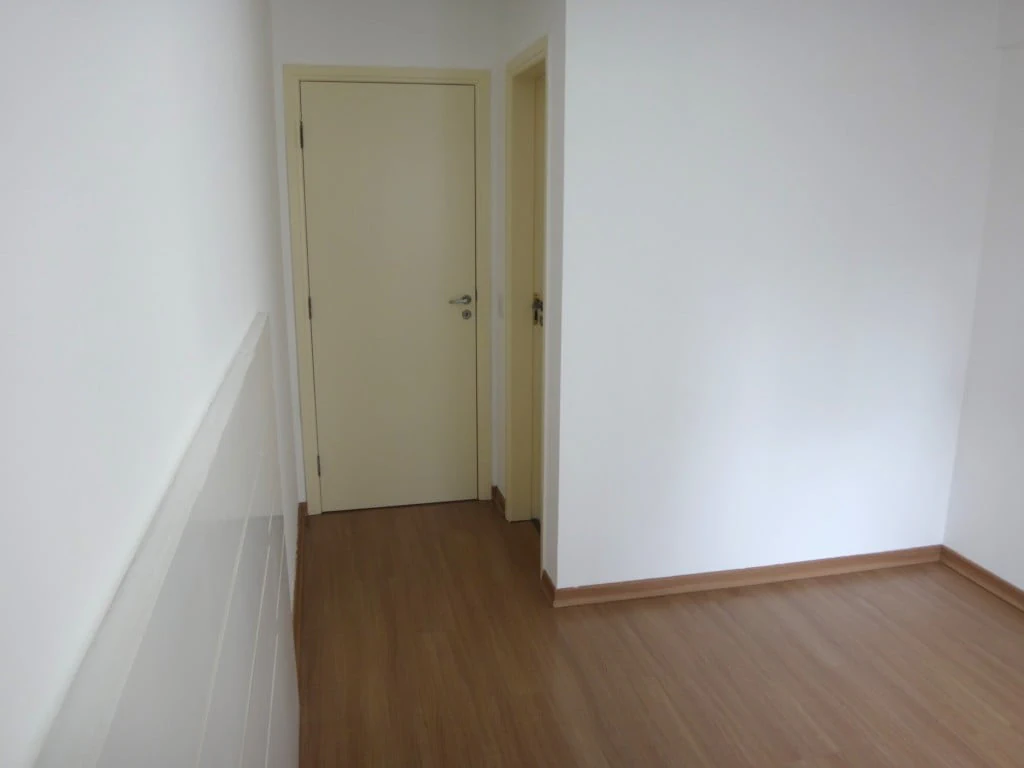 3-bedroom apartment with wood or laminate floors — photo 6