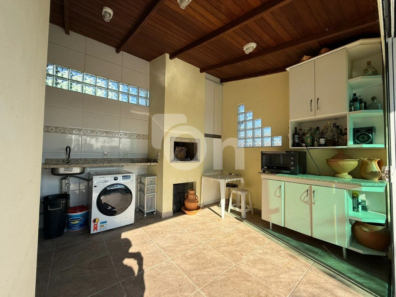 Floor-to-ceiling windows in a 5-bedroom house, 300 m² — photo 18
