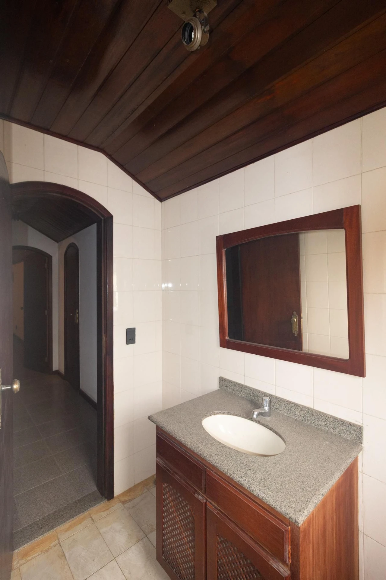 Bathtub in a 5-bedroom house, 626 m² — photo 27