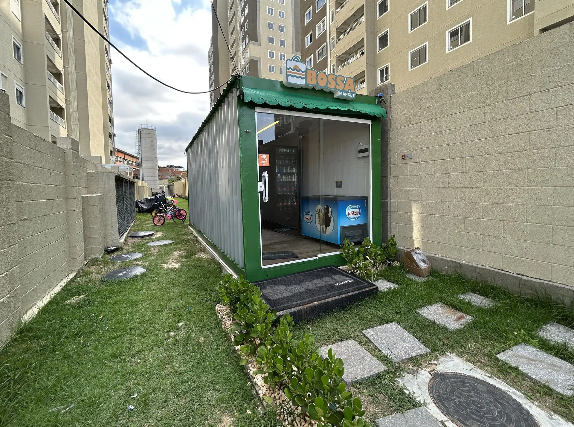 Квартира з 2 спальнями, у будинку є басейн — photo 47
