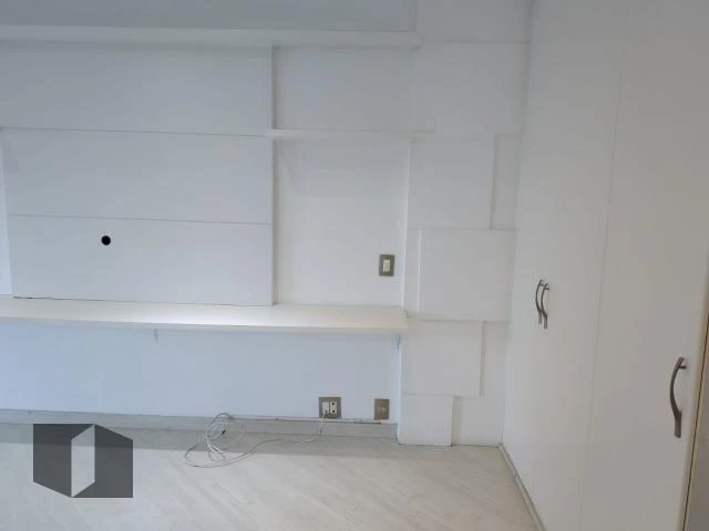 Glass-enclosed balcony in a 4-bedroom apartment, 143 m² — photo 13