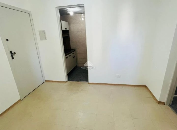 1-bedroom 30 m² apartment with compact kitchenette — photo 2