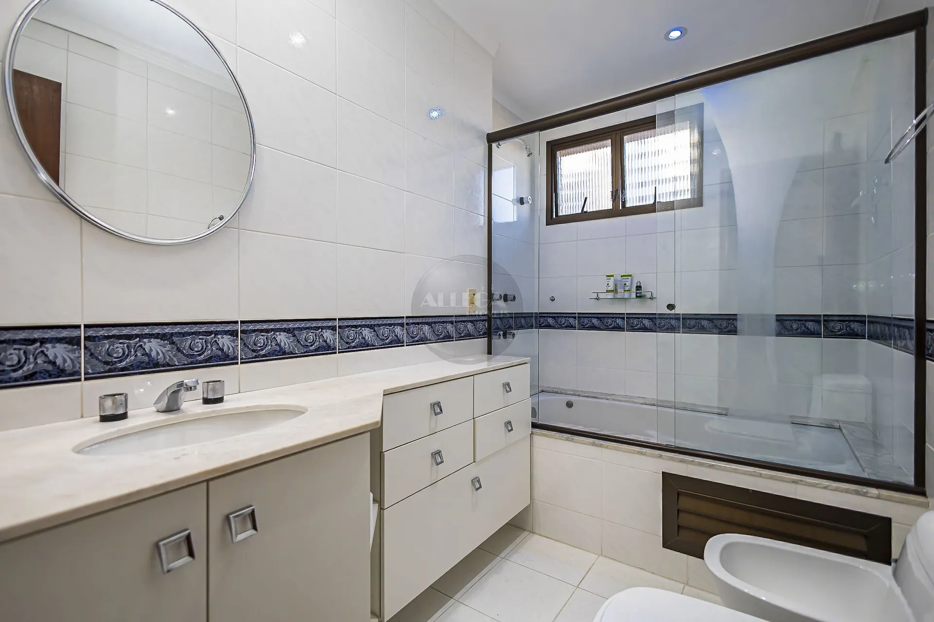 Apartamento com 4 quartos e piso de madeira na sala — photo 46