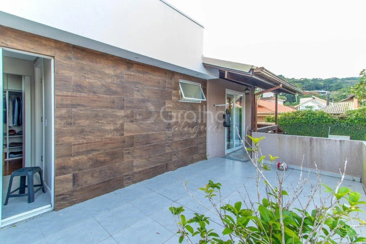 5-bedroom house with a fireplace in Florianópolis — photo 19