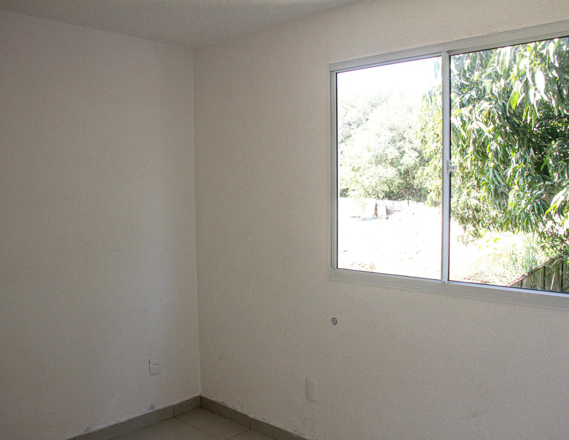 Balcony with a grill in a 2-bedroom apartment, 45 m² — photo 22
