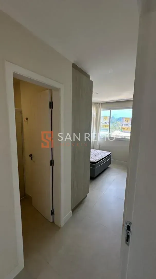 Furnished top-floor unit with 2 bedrooms and glass balcony — photo 3