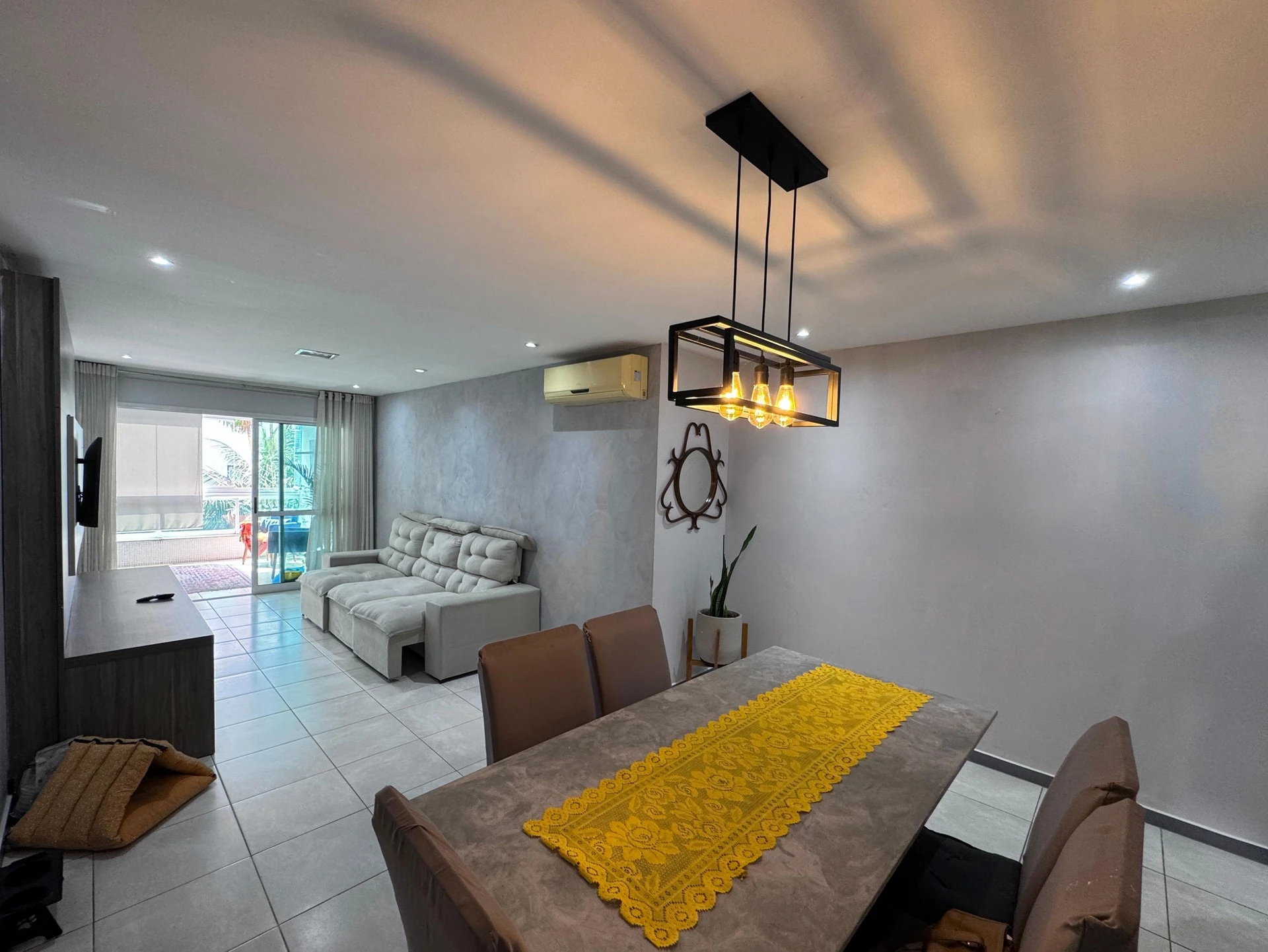 3-bedroom apartment with a walk-in closet