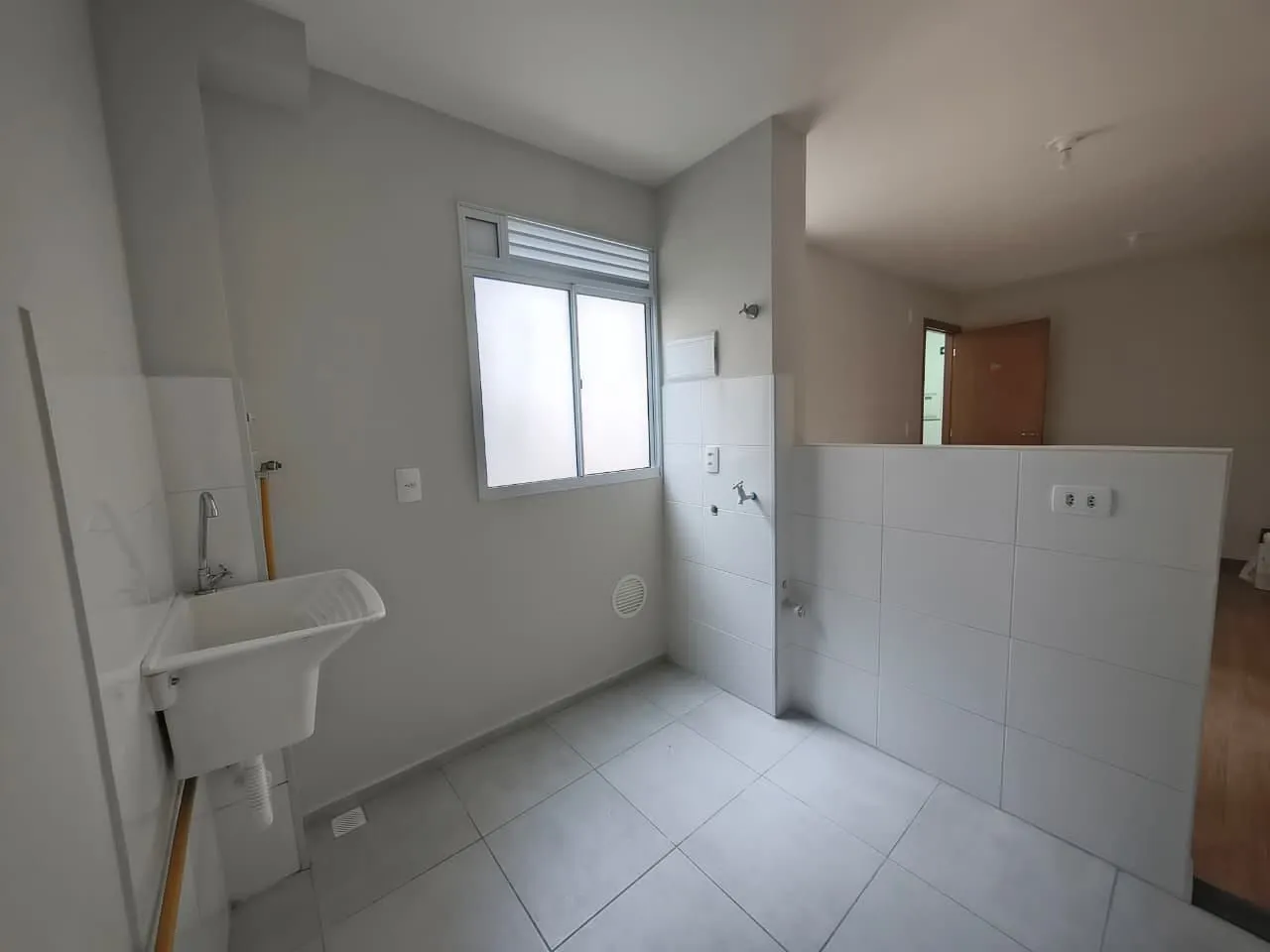 Apartamento de 2 quartos com piso de madeira ou laminado