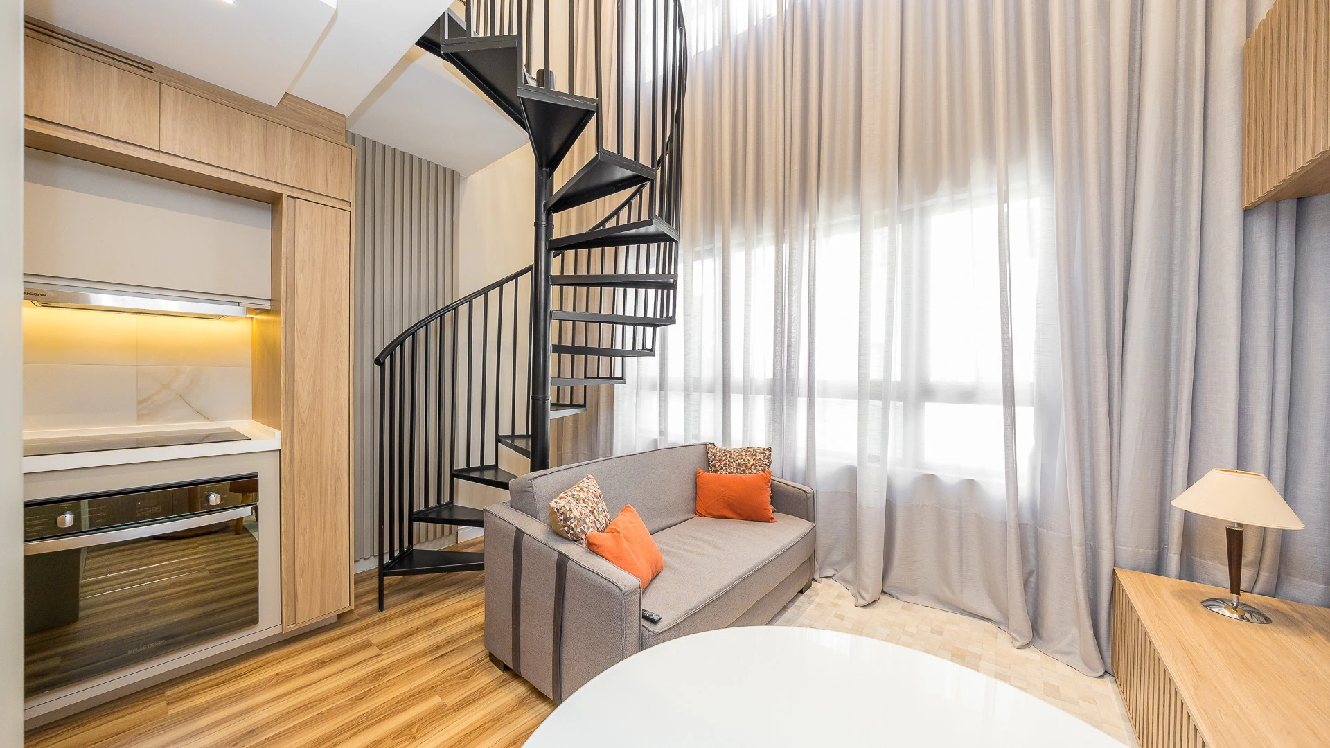 Furnished studio on the 3rd floor with open-plan kitchen — photo 2