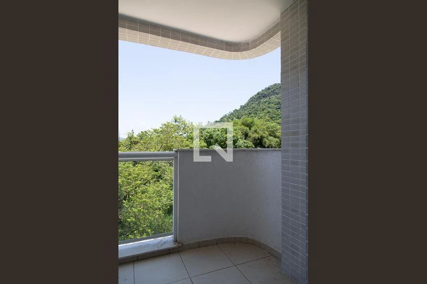 One-bedroom apartment with a mountain view — photo 4