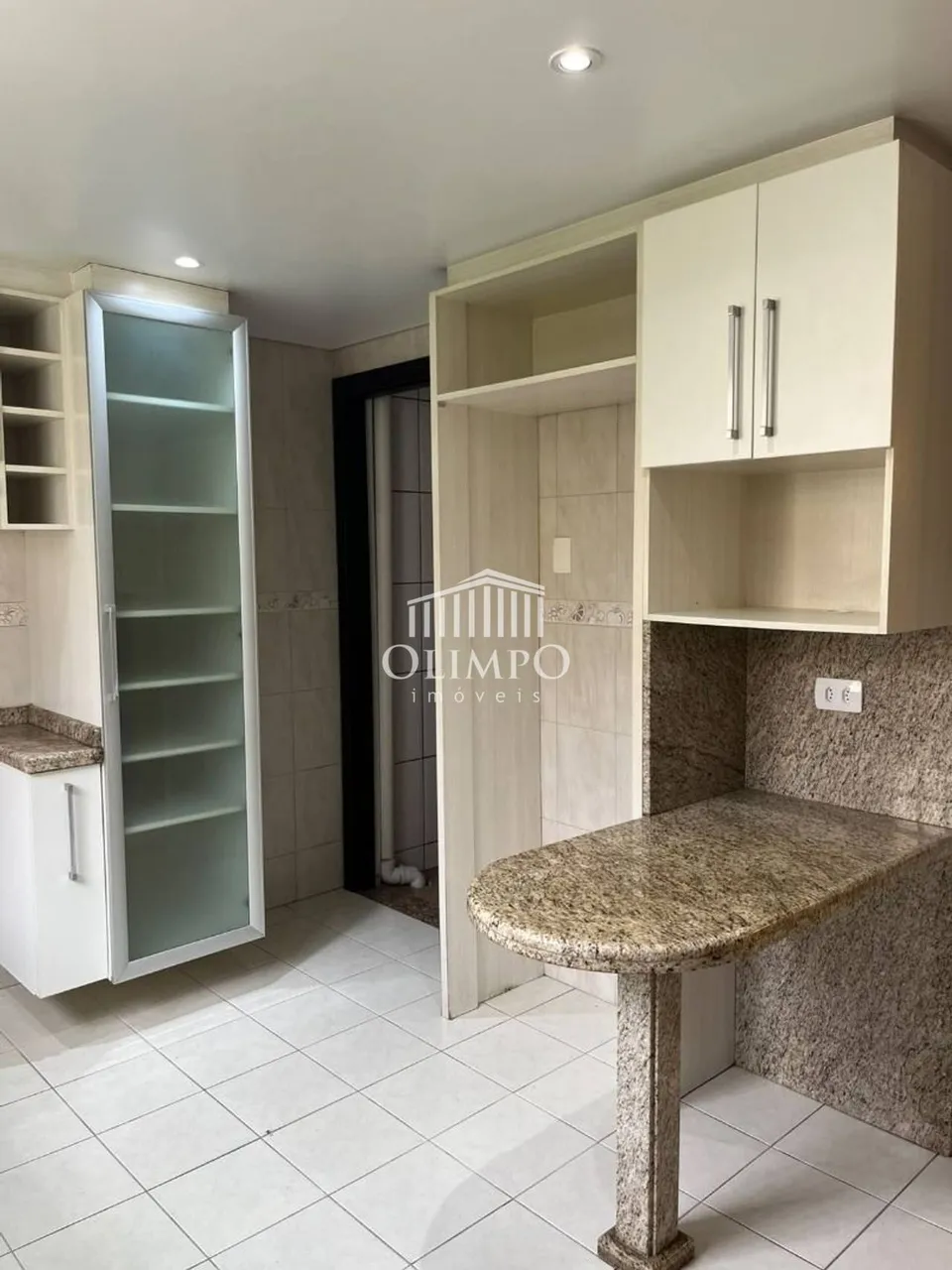 3-bedroom house with a walk-in closet in Curitiba — photo 8
