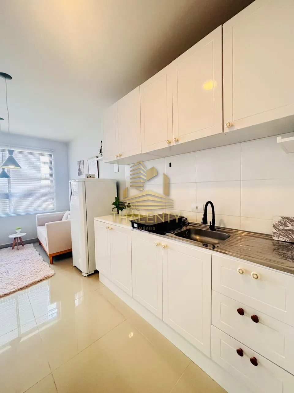 Furnished 1-bedroom apartment with open-plan kitchen — photo 7