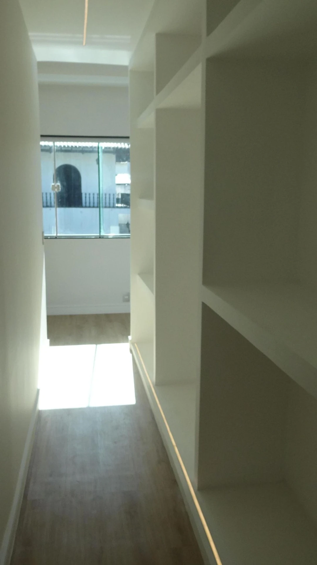 Casa de 384 m² com janelas do piso ao teto e varanda gourmet — photo 152