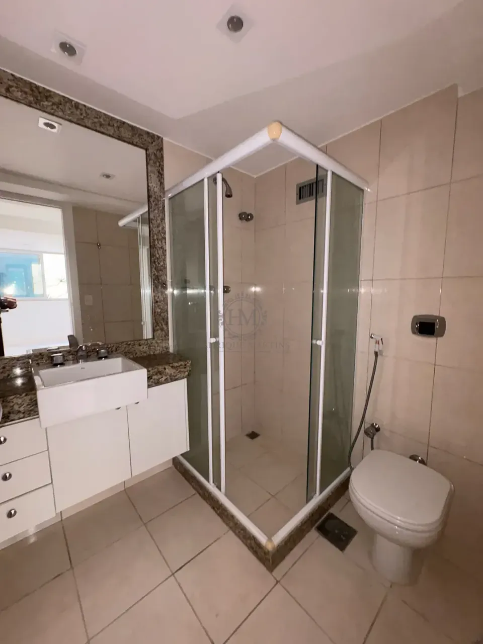 4-bedroom apartment with enclosed glass balcony — photo 13