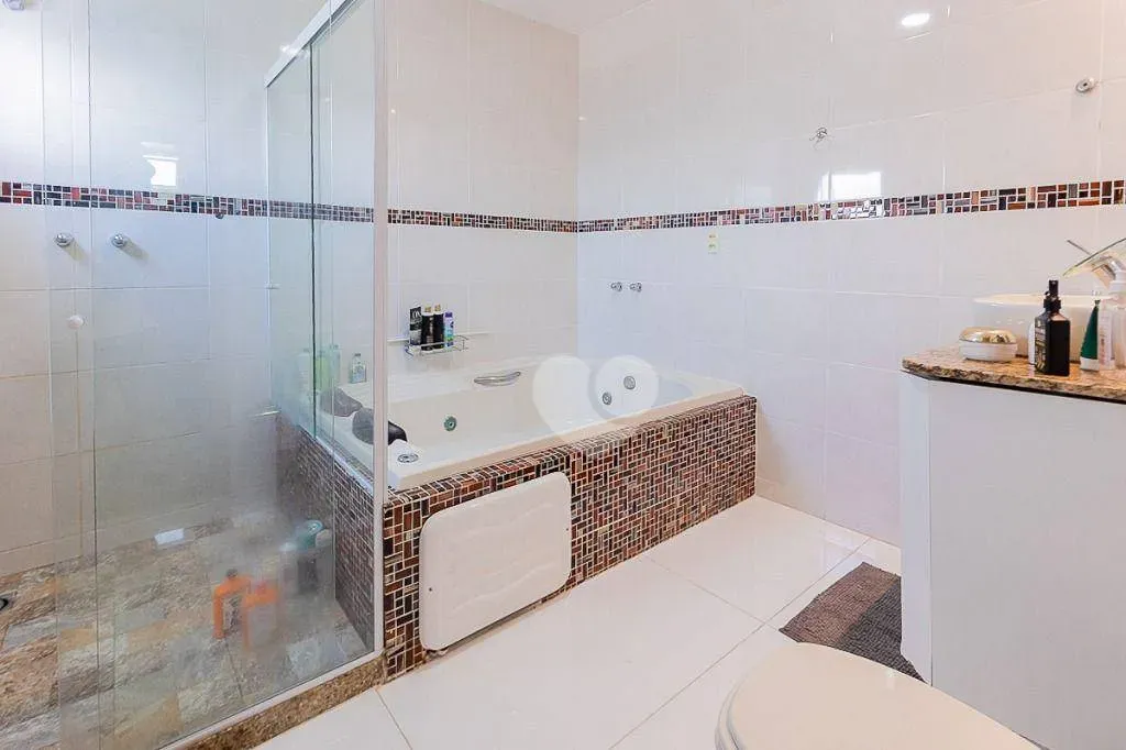 Furnished triplex house with 4 bedrooms and 370 m² — photo 37
