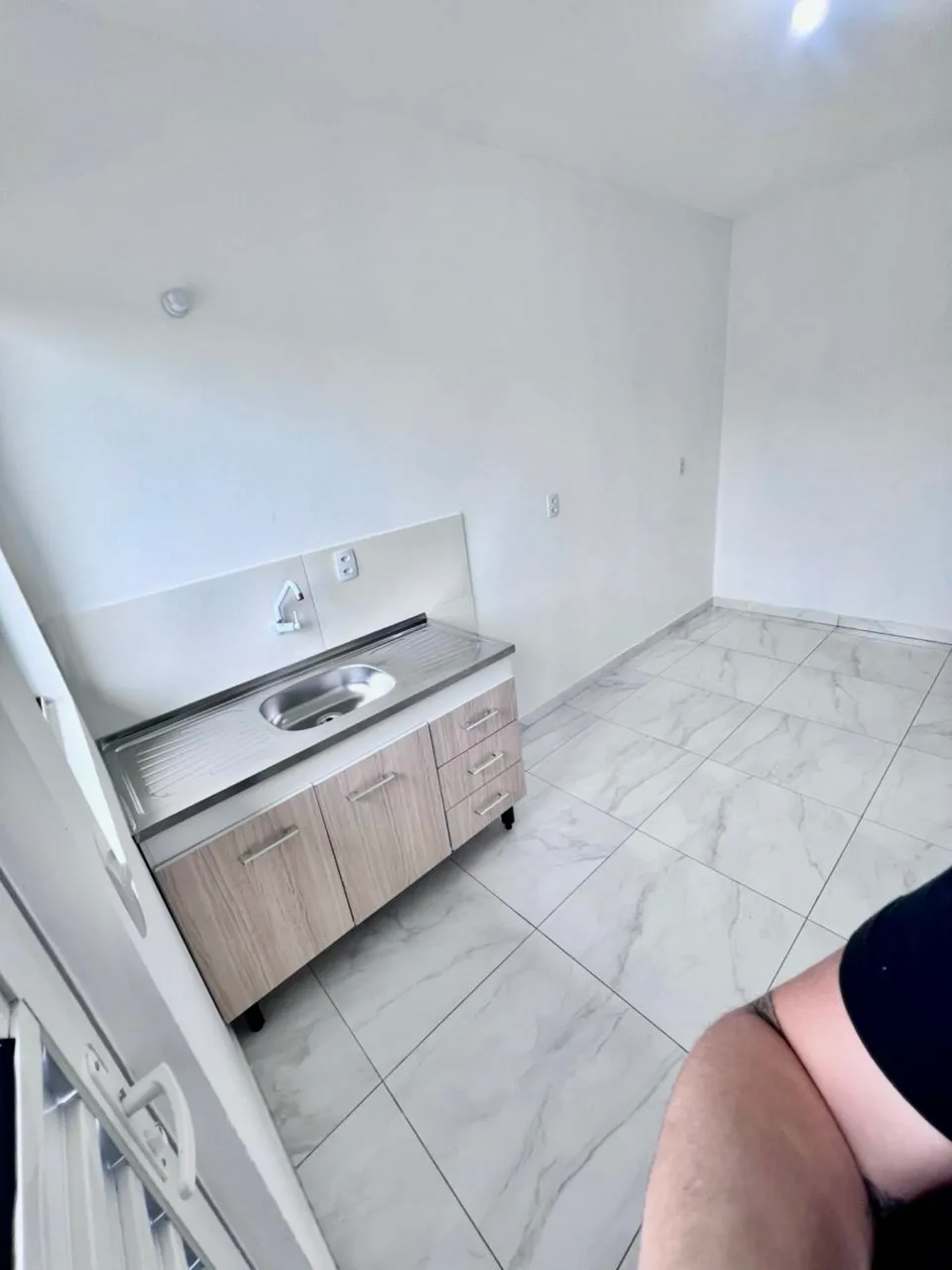 Unfurnished apartment with a compact kitchenette and 1 bedroom — photo 2