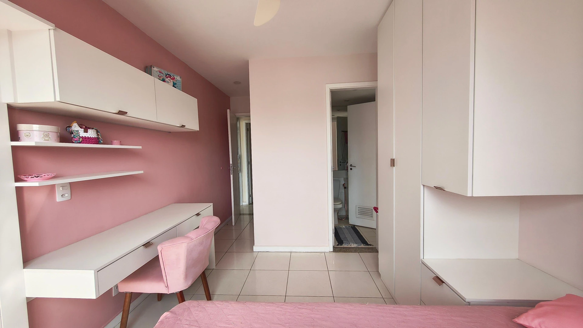 3-bedroom apartment with a mountain view in Rio de Janeiro — photo 19