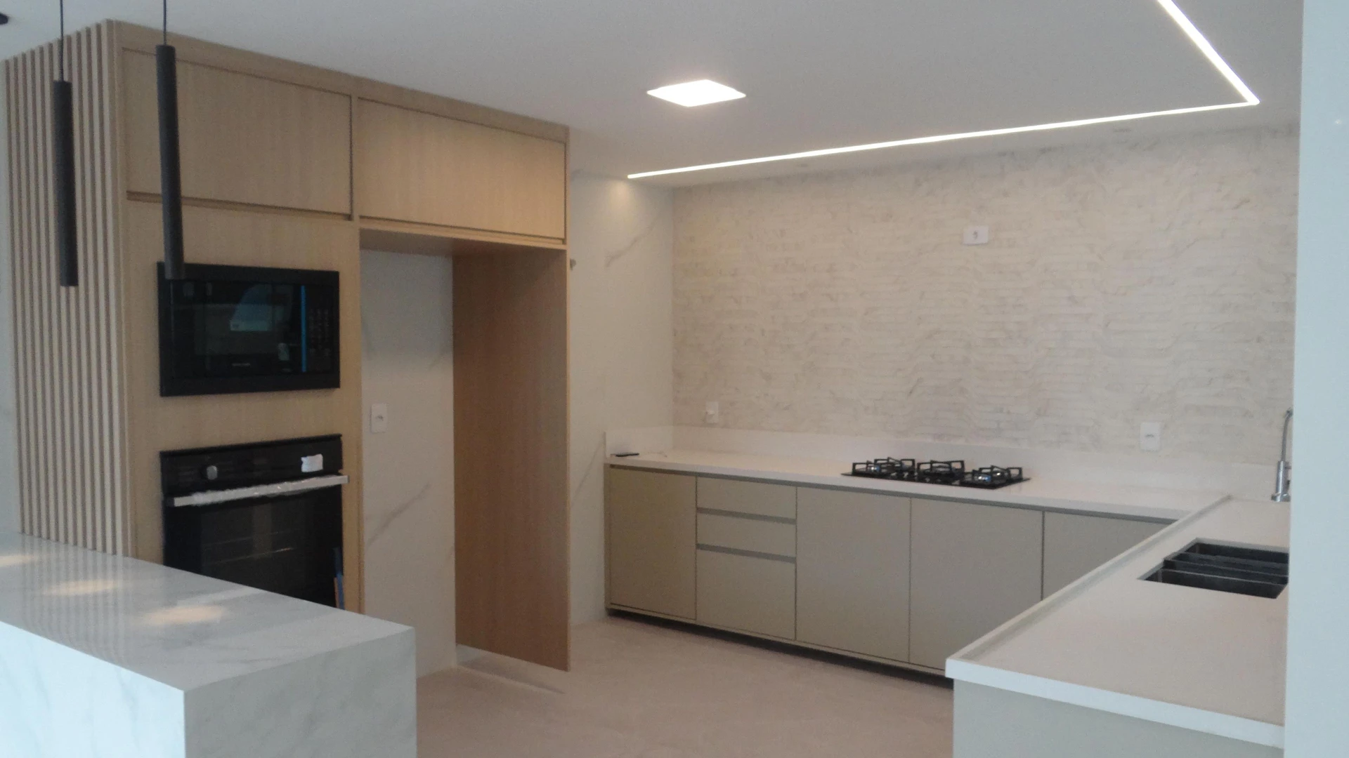 Casa de 384 m² com janelas do piso ao teto e varanda gourmet — photo 68