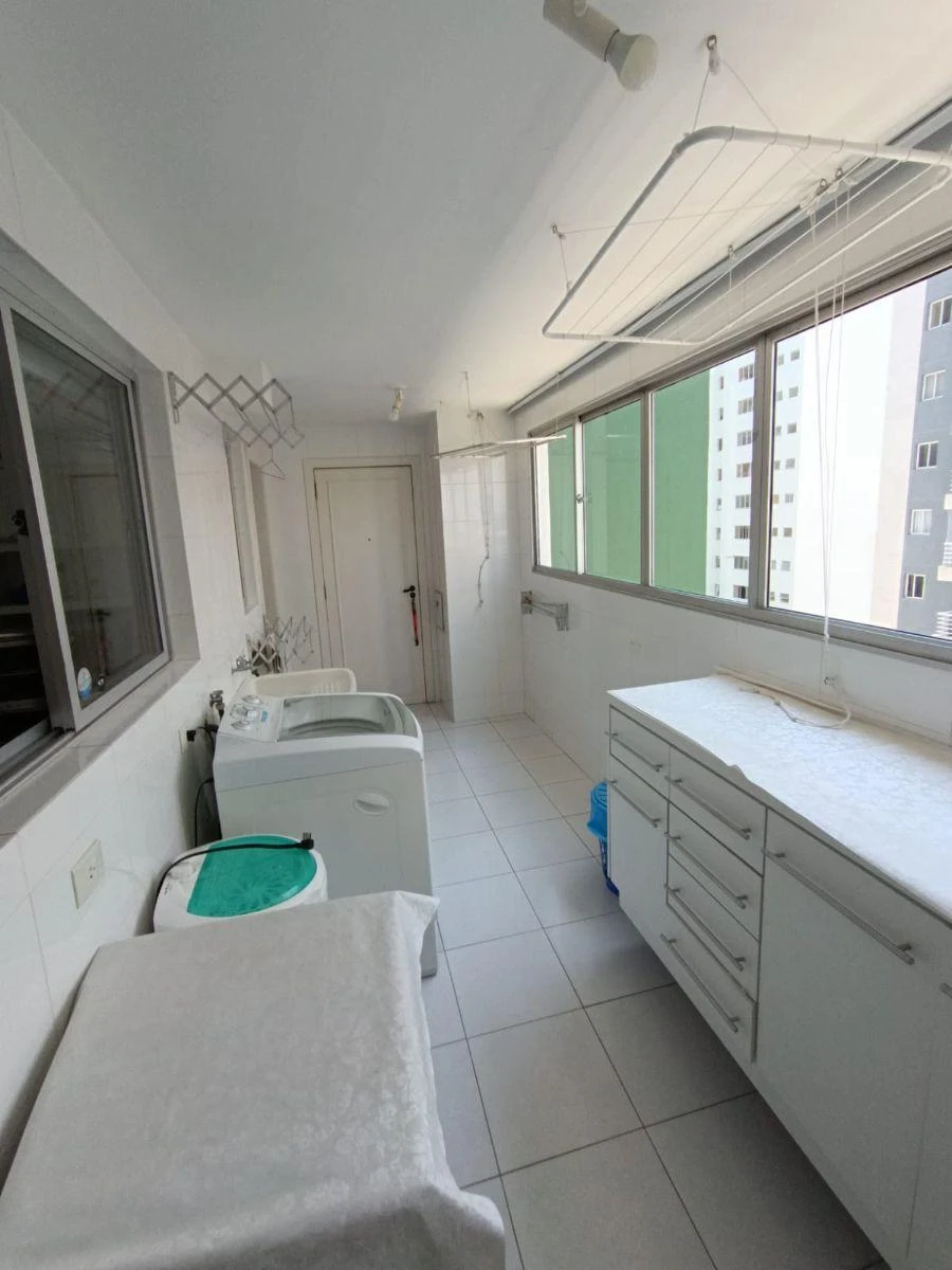 Apartamento de 156 m² com secadora e janelas do piso ao teto — photo 19
