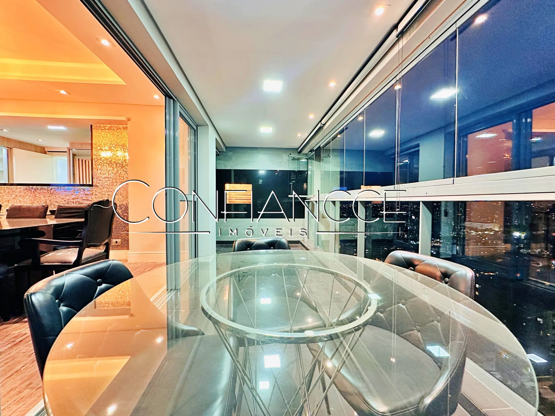 Glass-enclosed balcony in a 3-bedroom apartment, 134 m² — photo 7