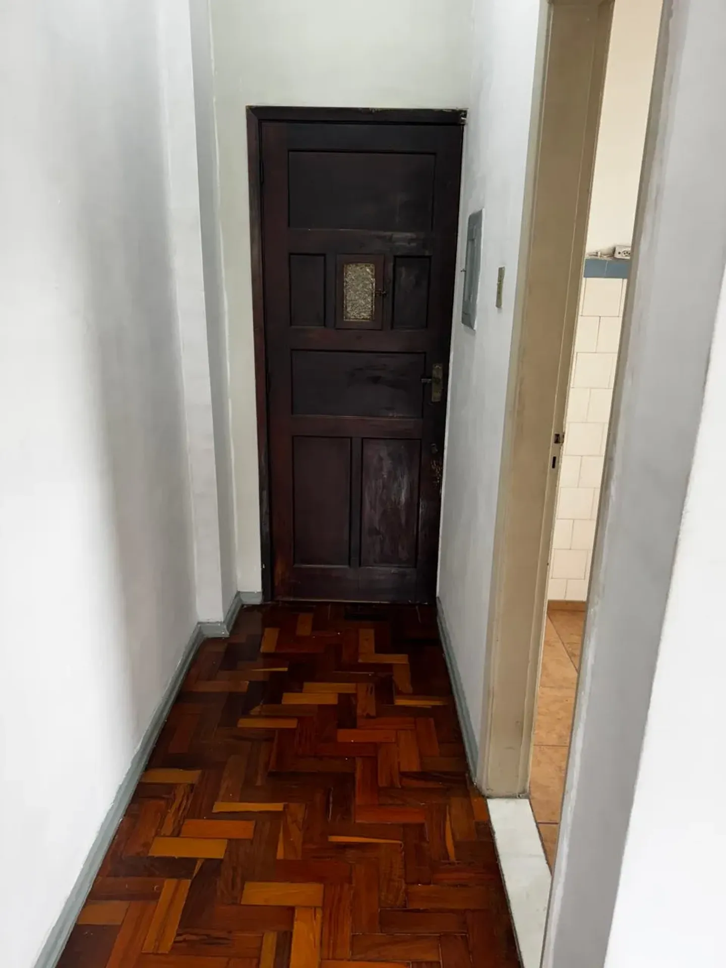 Wood or laminate floors in a 2-bedroom apartment, 65 m² — photo 2