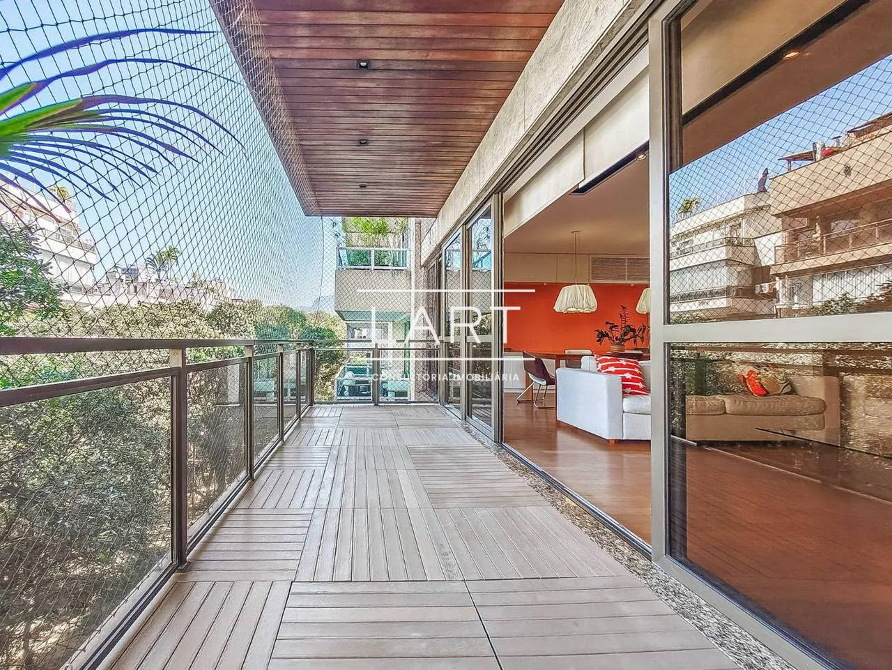 Furnished 3-bedroom apartment with 4 bathrooms and 240 m² — photo 18