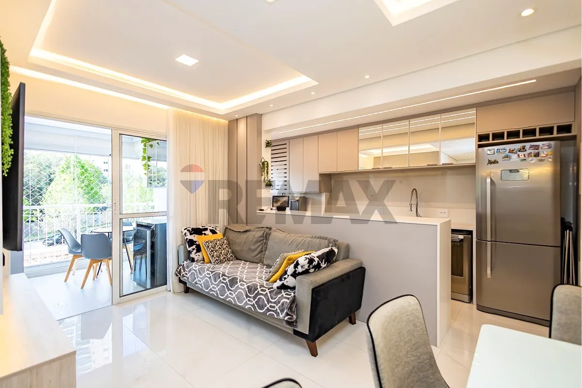 Glass-enclosed balcony in a 2-bedroom apartment, 69 m²