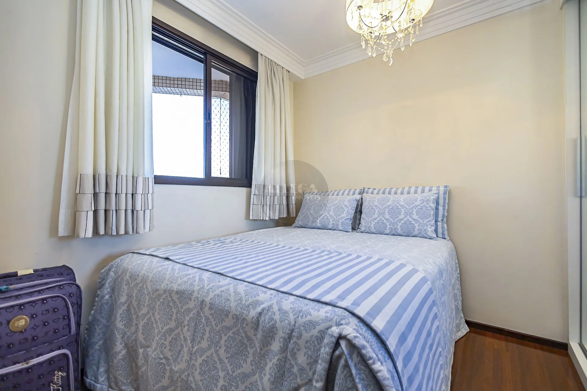 Apartamento com 4 quartos e piso de madeira na sala — photo 38