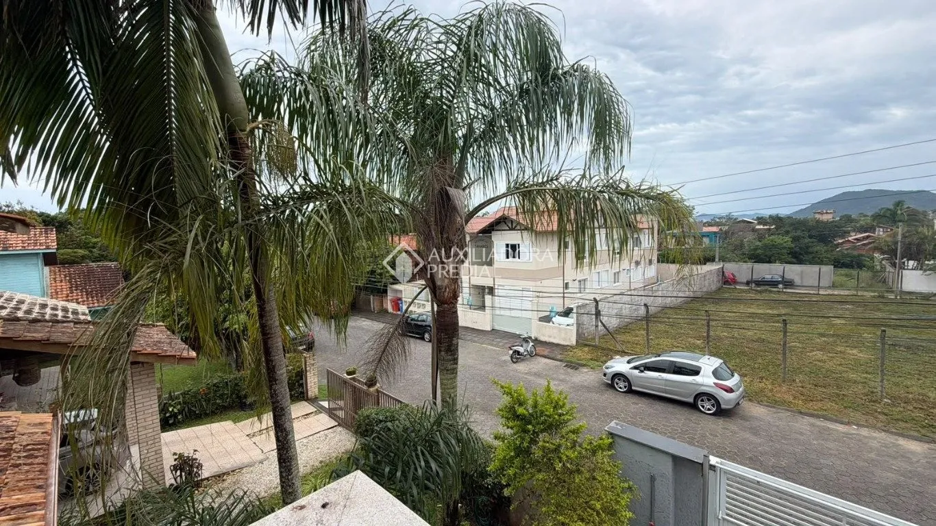 Balcony with a grill in a 4-bedroom house, 120 m²