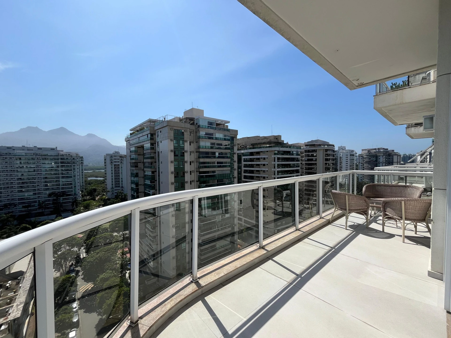 One-bedroom apartment with floor-to-ceiling windows — photo 24