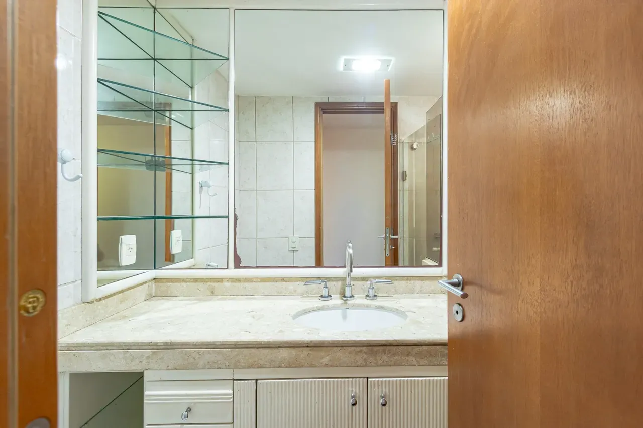 3-bedroom apartment with a walk-in closet — photo 19
