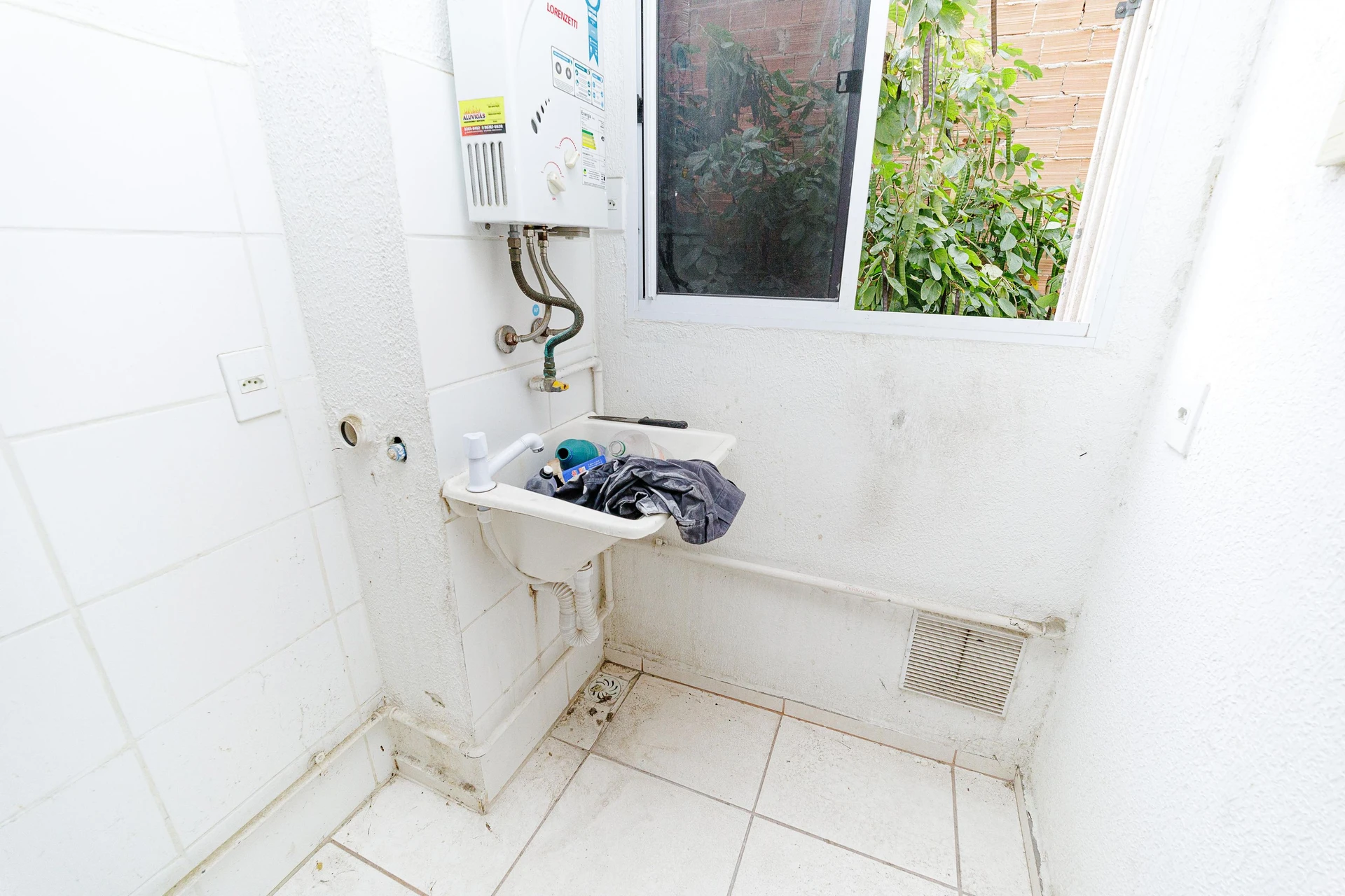 2-bedroom apartment in a building with a pool — photo 3