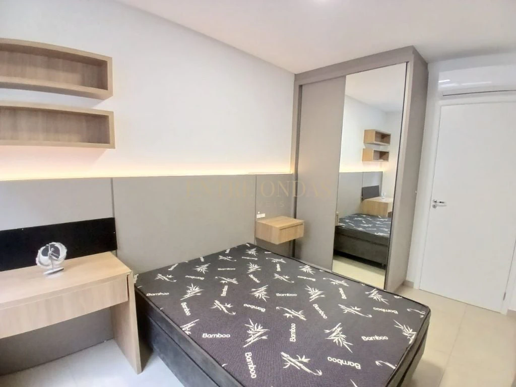 92 m² apartment with a home office and a walk-in closet — photo 3