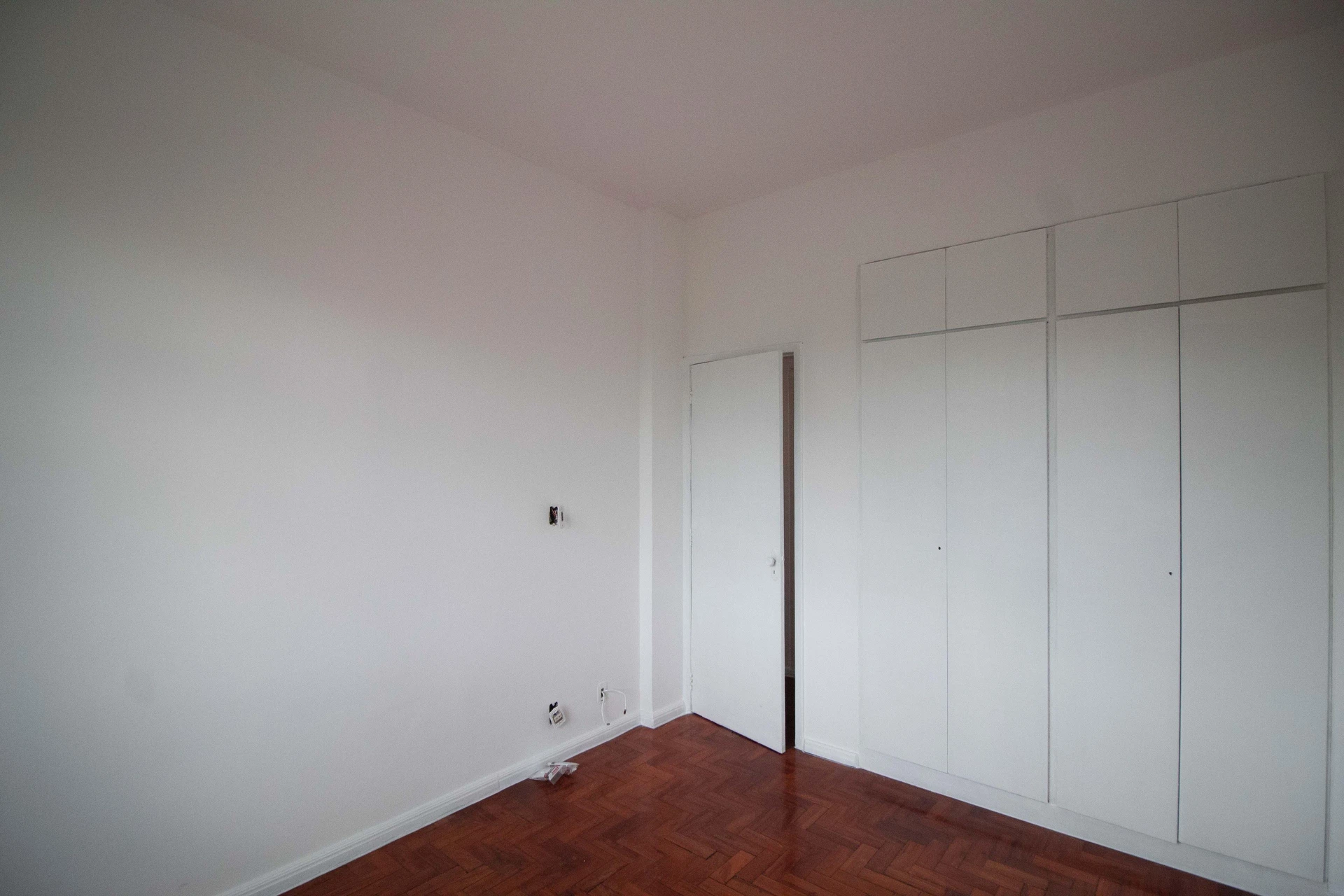 Apartamento de 2 quartos com piso de madeira ou laminado — photo 15
