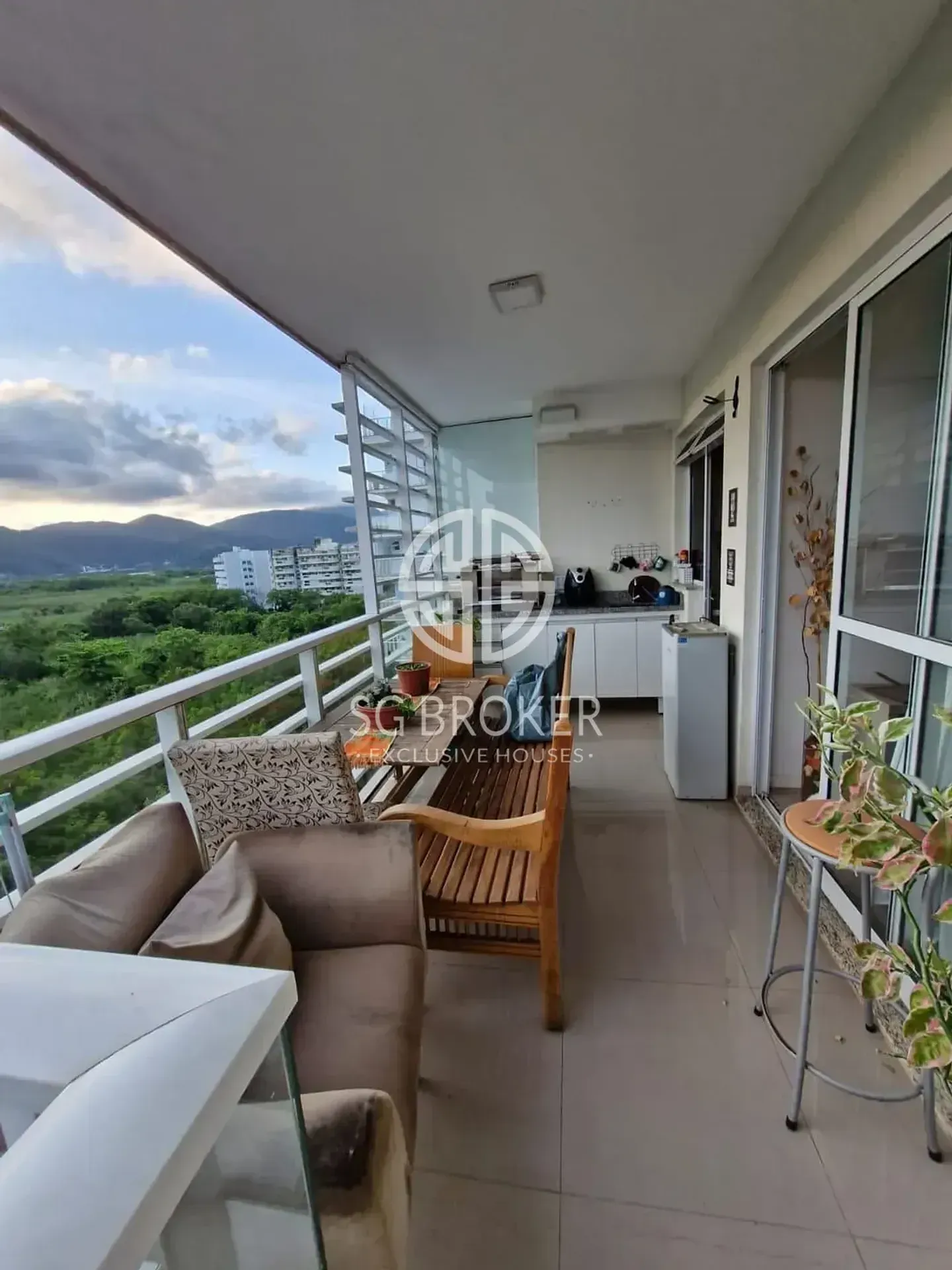 Glass-enclosed balcony in a 3-bedroom apartment, 91 m² — photo 5