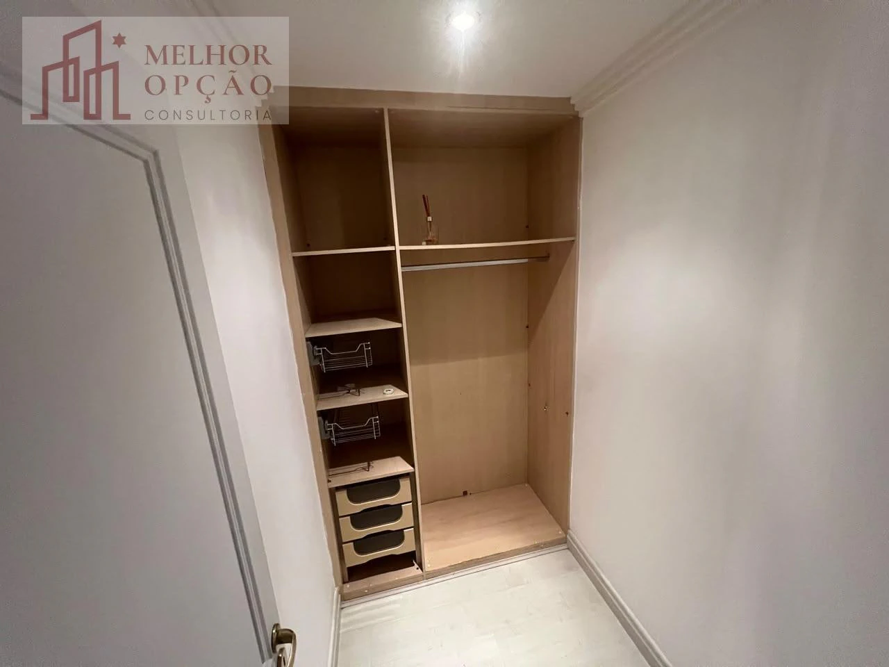 Будинок 650 м² з гардеробною та балконом із грилем — photo 7