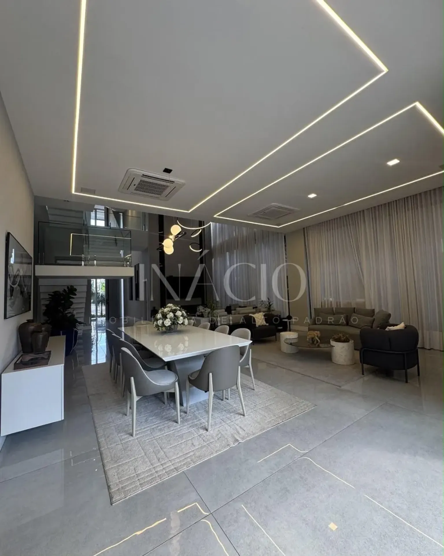 Furnished house, 600 m², with floor-to-ceiling windows