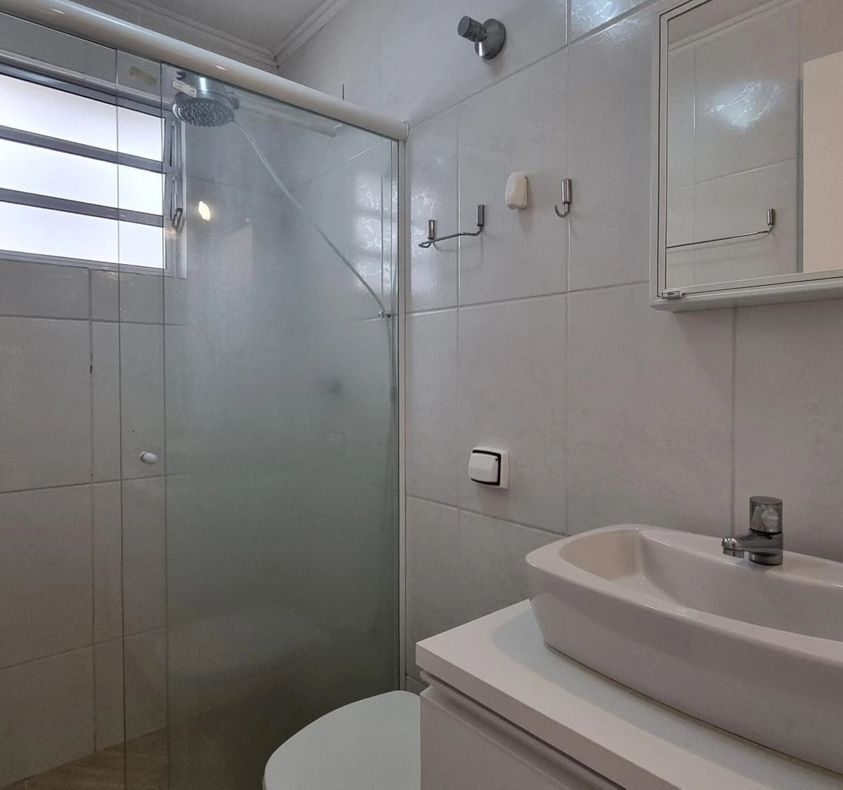 3-bedroom house with wood or laminate floors — photo 12