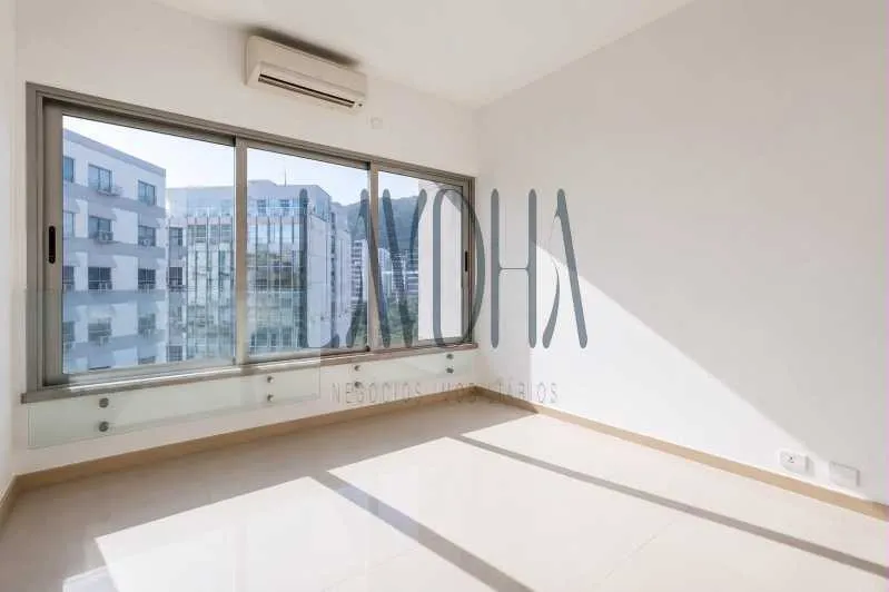 Duplex top-floor apartment with enclosed balcony — photo 8