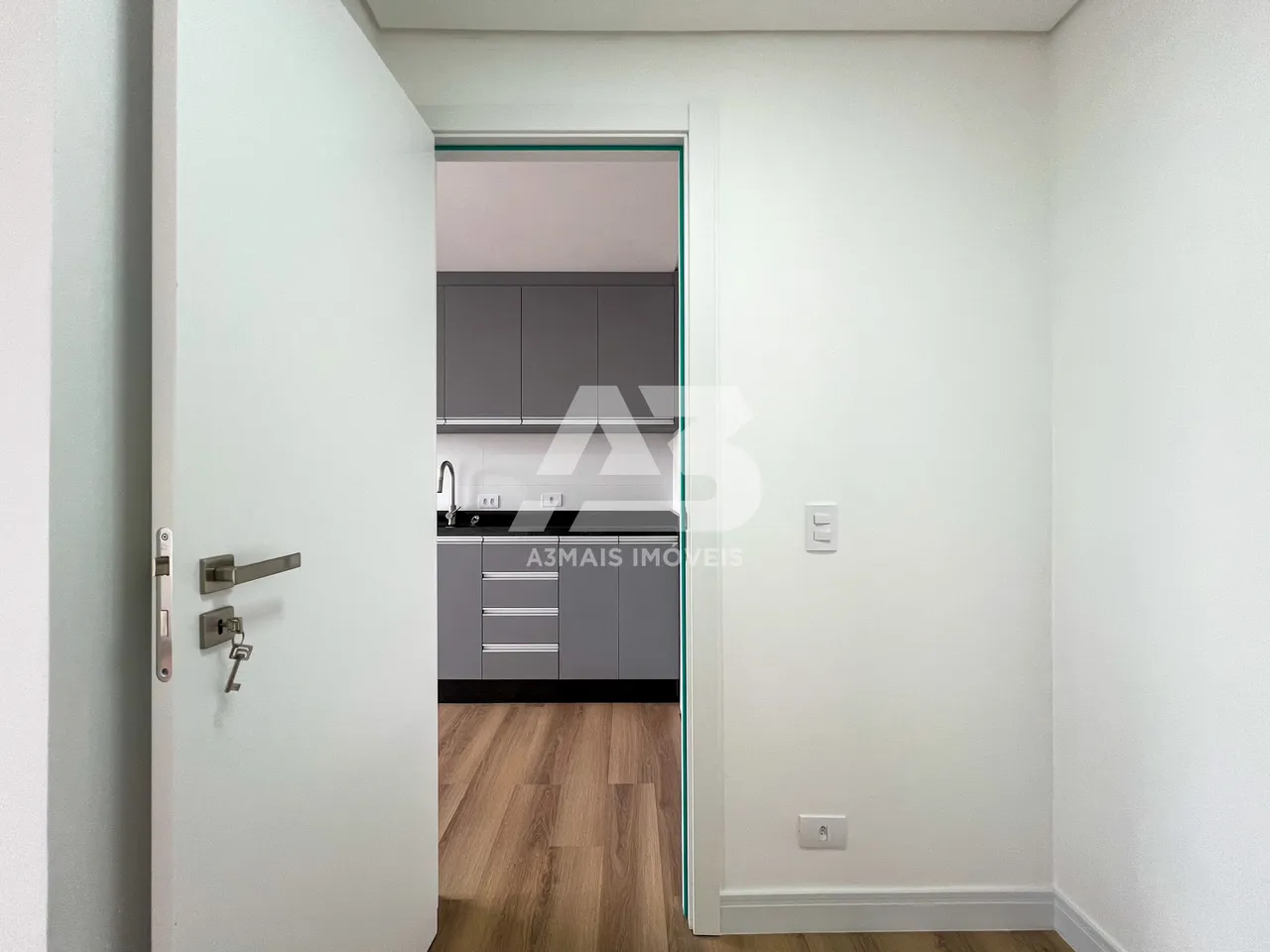 Studio, 26 m², with wood or laminate floors — photo 13