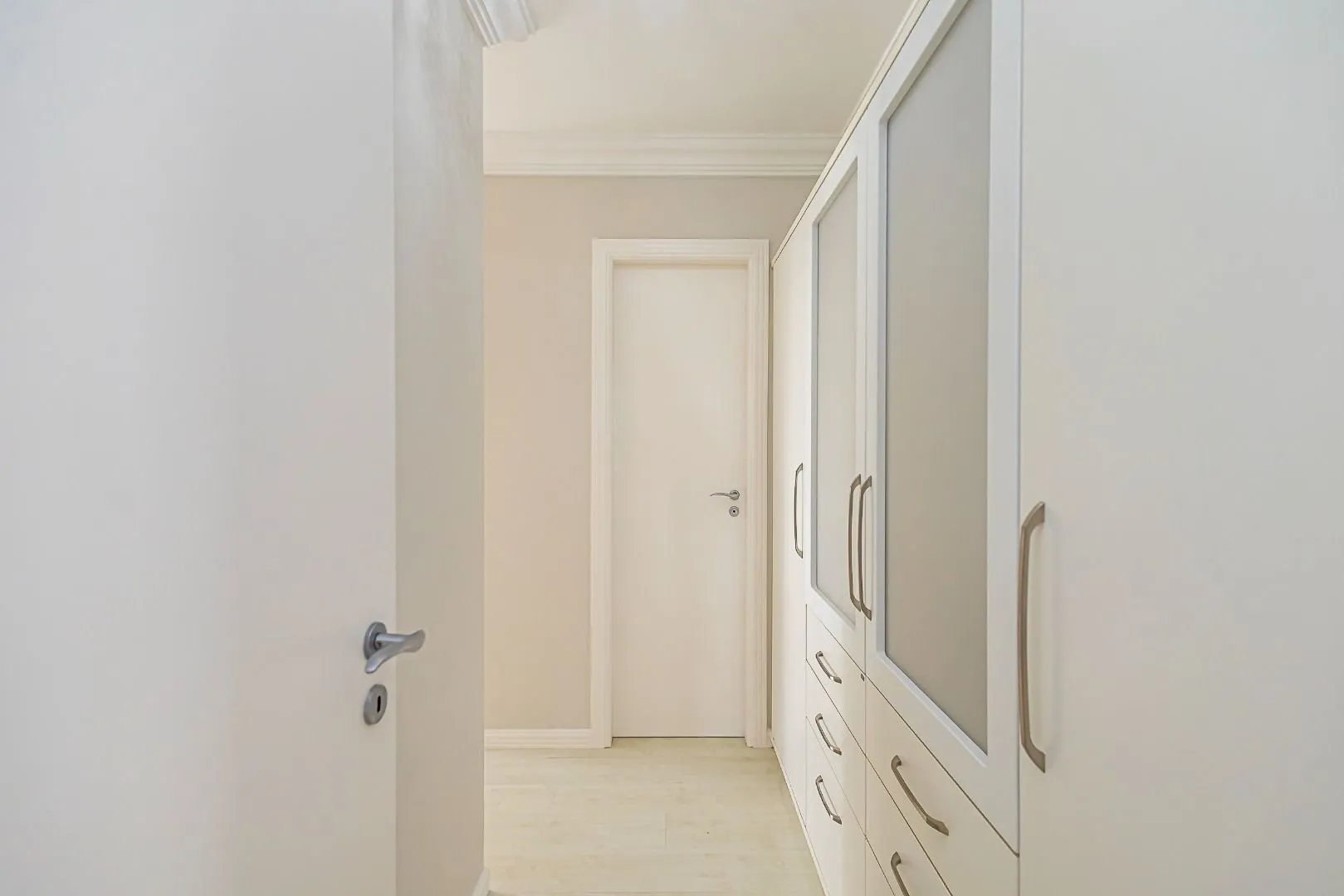 119 m² apartment with floor-to-ceiling windows and a bathtub — photo 58