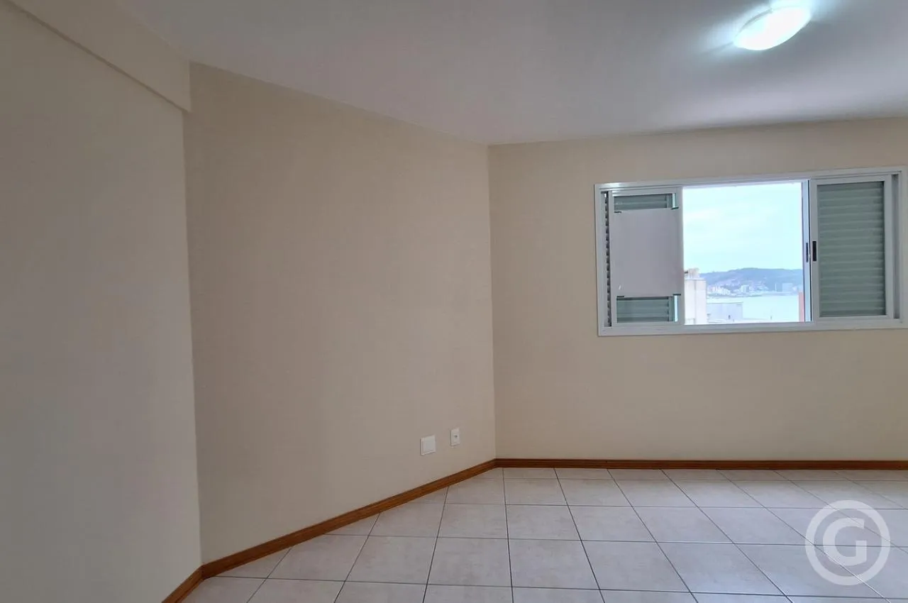 4-bedroom apartment with an enclosed balcony grill — photo 17