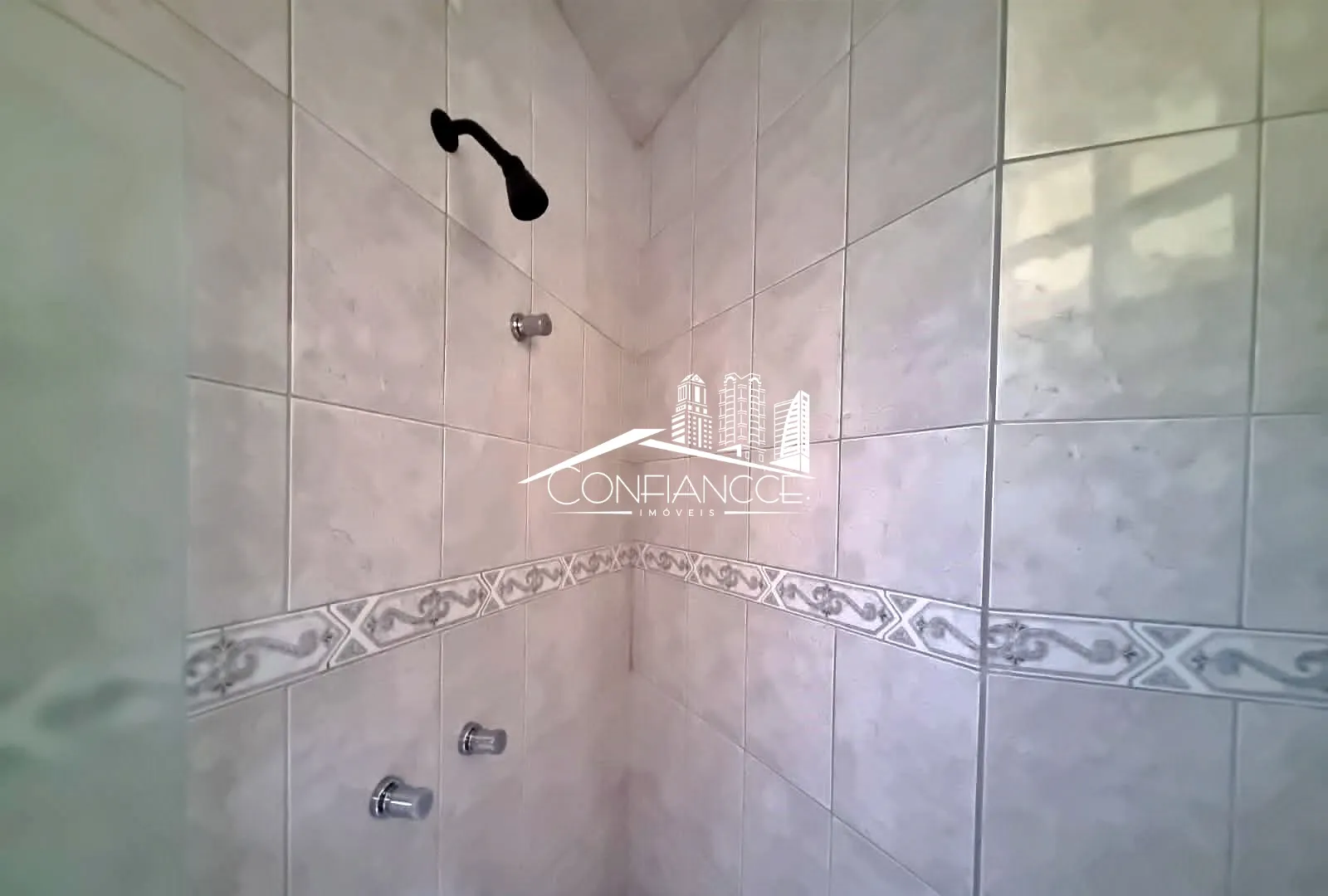 Bathtub in a 3-bedroom house, 350 m² — photo 31