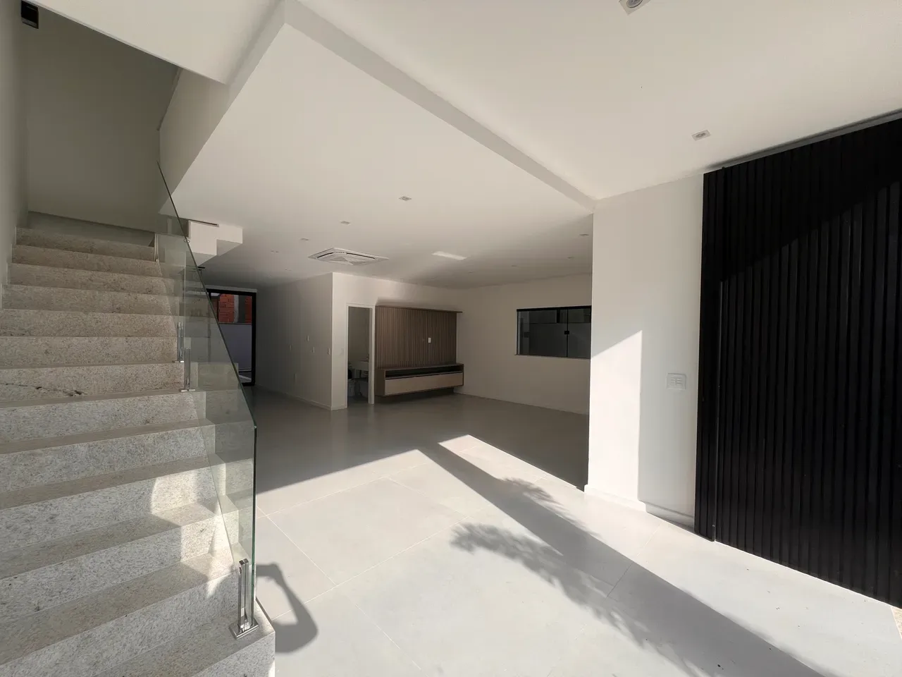 House, 330 m², with floor-to-ceiling windows — photo 12